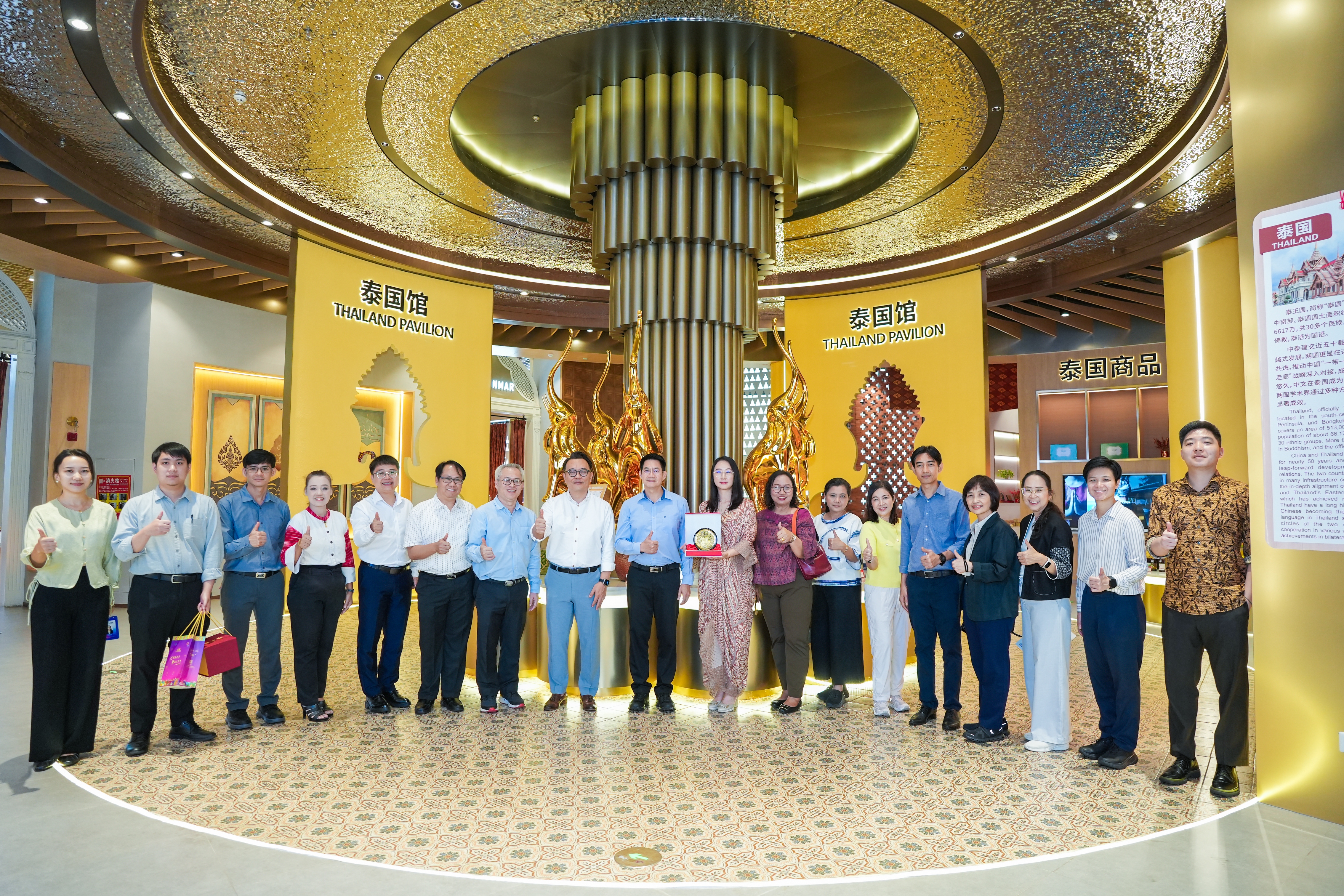 泰北經(jīng)濟(jì)領(lǐng)域公務(wù)員代表團(tuán)一行到中新物流園、匯聚中心參觀(guān)考察