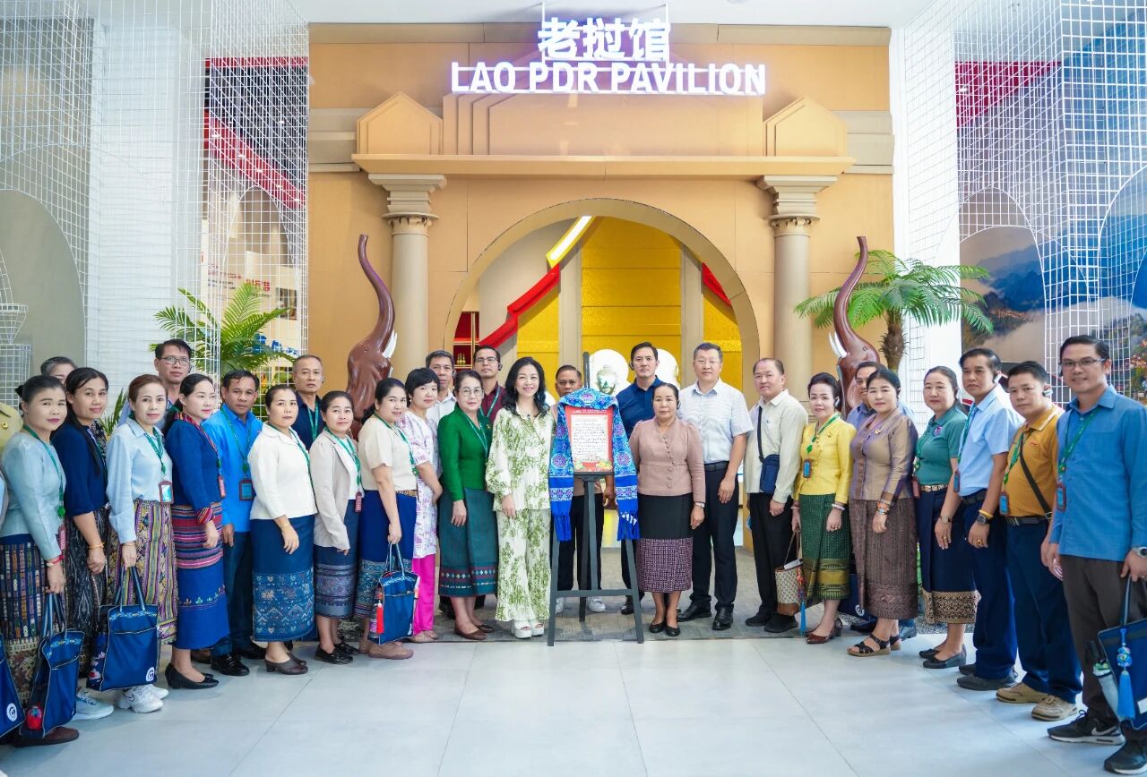 老撾建國(guó)陣線(xiàn)中央副主席、紀(jì)委書(shū)記希帕占&middot;南塔馮薩率團(tuán)到中新物流園、匯聚中心參觀(guān)考察