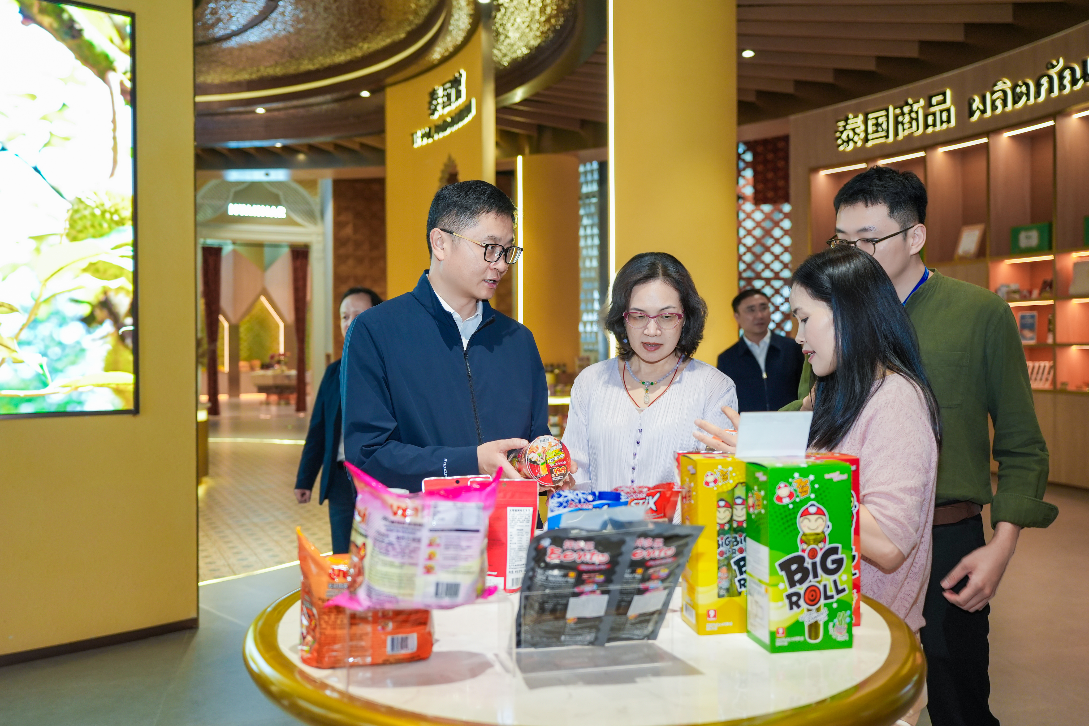 懷化市人民政府副市長(zhǎng)何唯英一行到匯聚中心考察調(diào)研